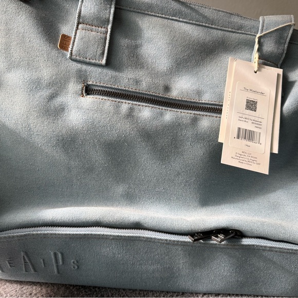 Gap x Beis Weekender - Picture 6 of 7